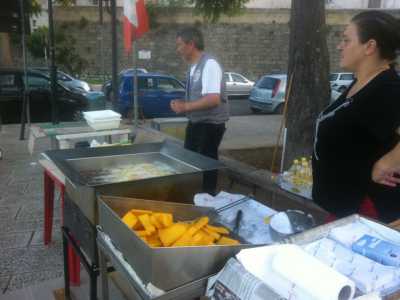 Sgagliozze di Nunzia, con lei di profilo e il marito all'opera